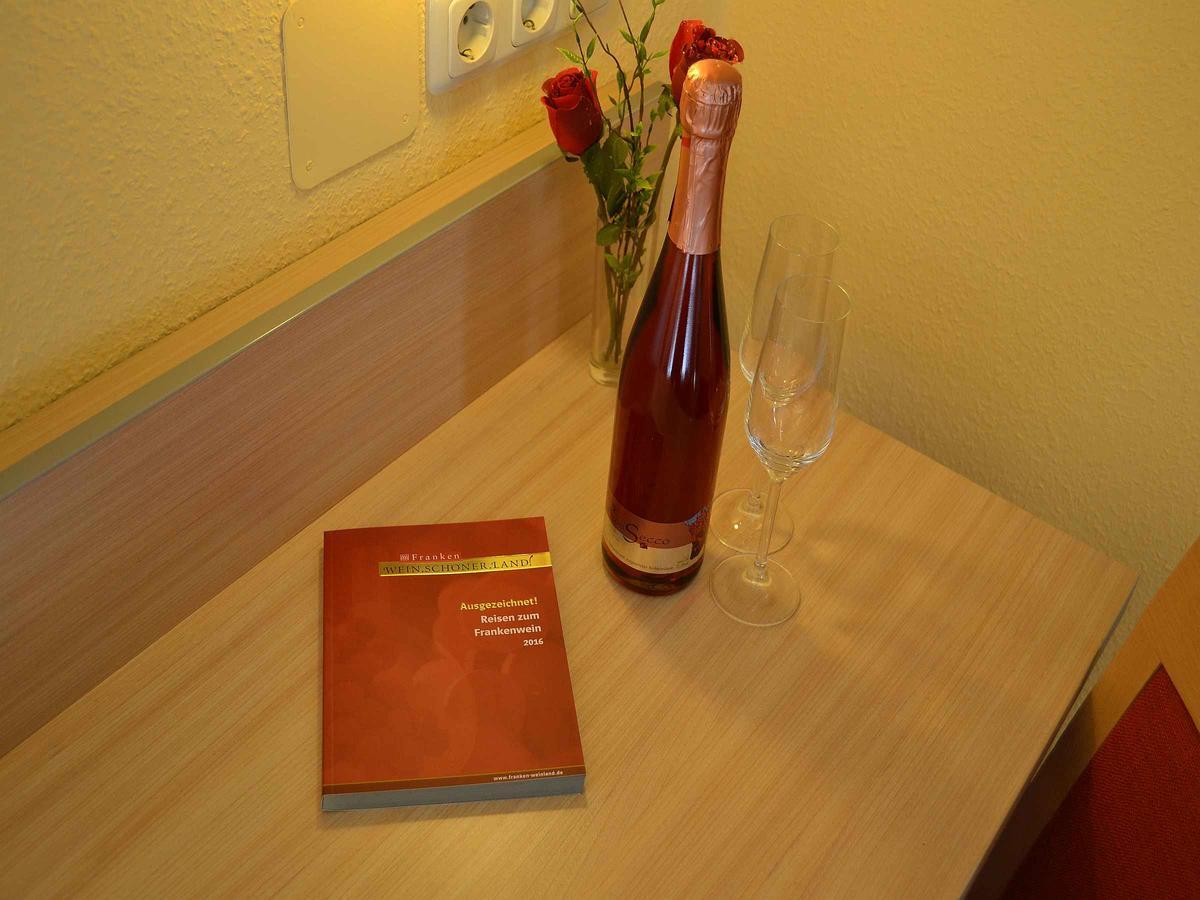 Hotel-Gasthof Rotes Ross Markt Einersheim Ngoại thất bức ảnh